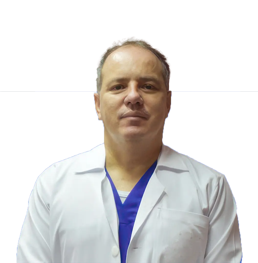 Dr. Miguel Gómez operando